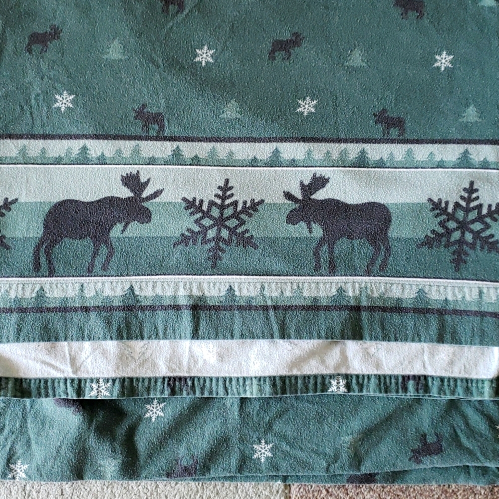 Holiday Flannel Twin Sheet Set - Moose and Snowflake - Green and Black - Picture 2 of 3